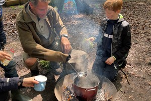 Natuurexpeditie; eetbare planten uit de natuur met koken op vuur