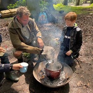 Natuurexpeditie; eetbare planten uit de natuur met koken op vuur
